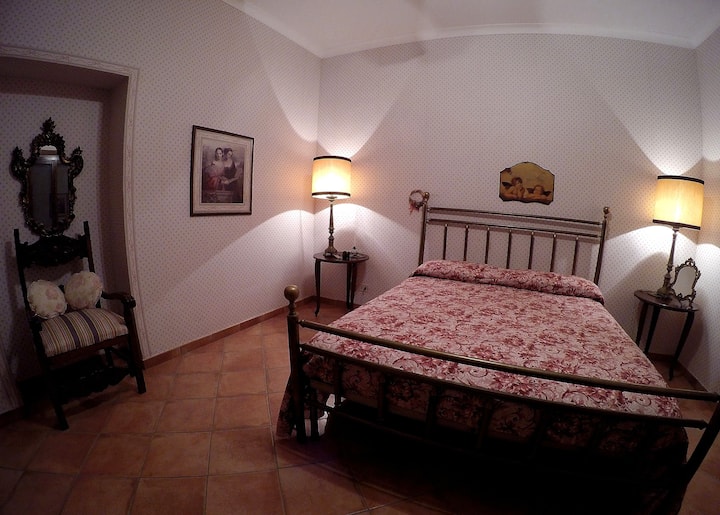 Amplias habitaciones dobles amuebladas con estilo campestre.