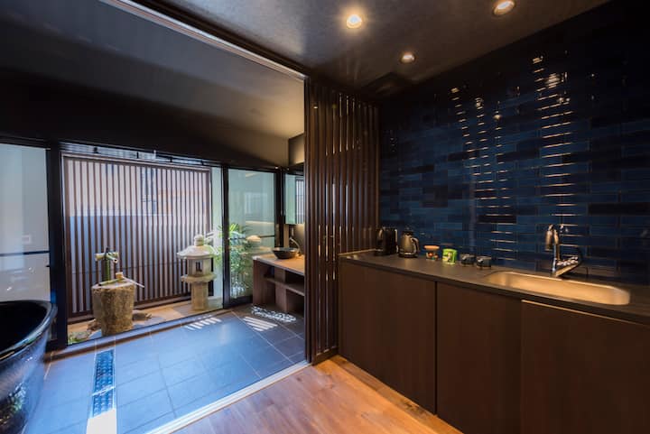 キッチンスペース 厨房。電子レンジ、冷蔵庫、コーヒーメーカーをご用意しております。換気器具が限られているため、このホームステイは自宅で調理することができません。ご理解いただければ幸いです。