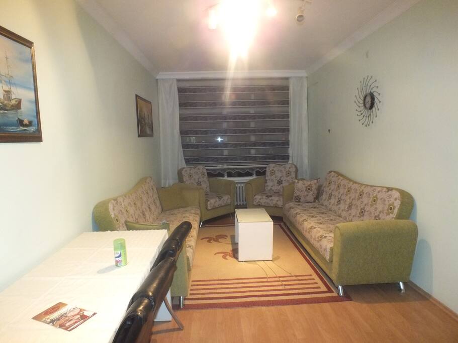Evimizin salonu
2 adet açılabilen kanepe ve yemek masası
