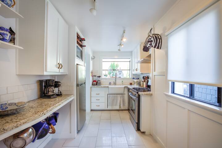 Beach Bungalow 3 Blocks to Ocean gallery image 3