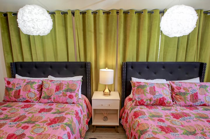 You know you want to stay up all night gabbing in here. 