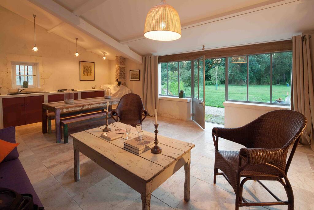 La pièce à vivre du lodge Borderies au Logis de l'Épinière
