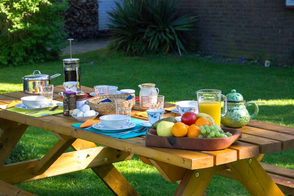 A sunny breakfast in the garden.