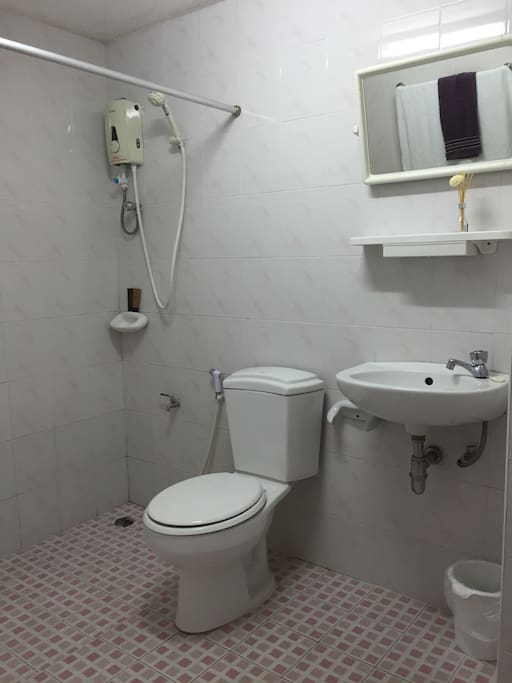 Full bathroom with hot water.