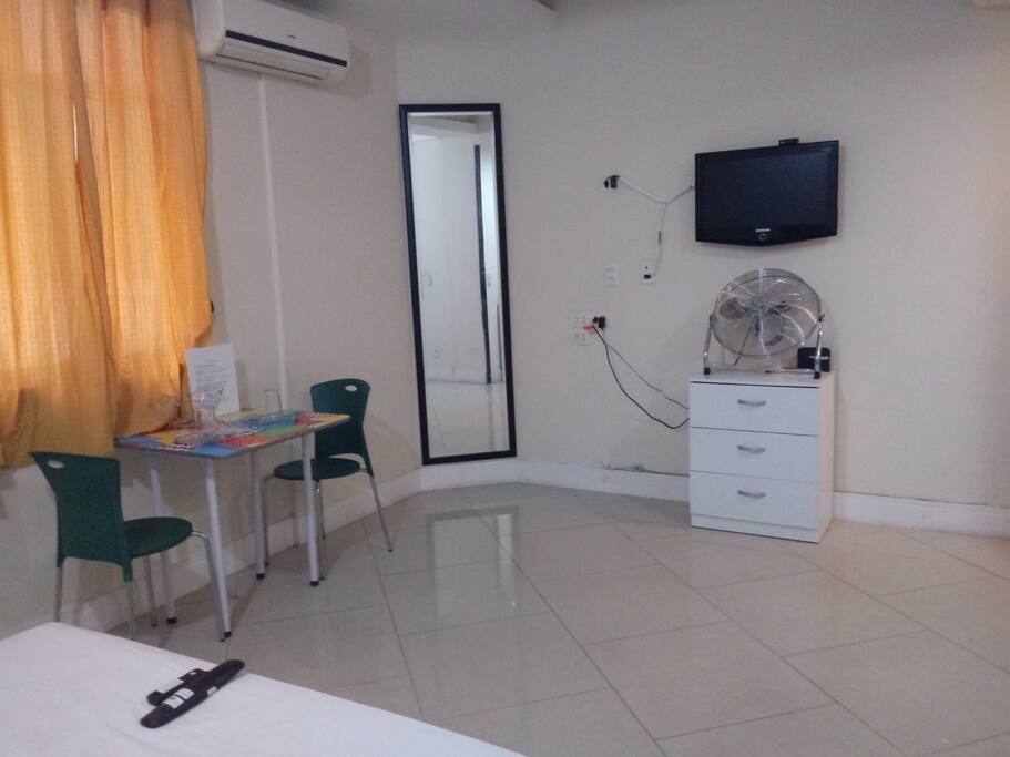 Ar condicionado e ventilador.