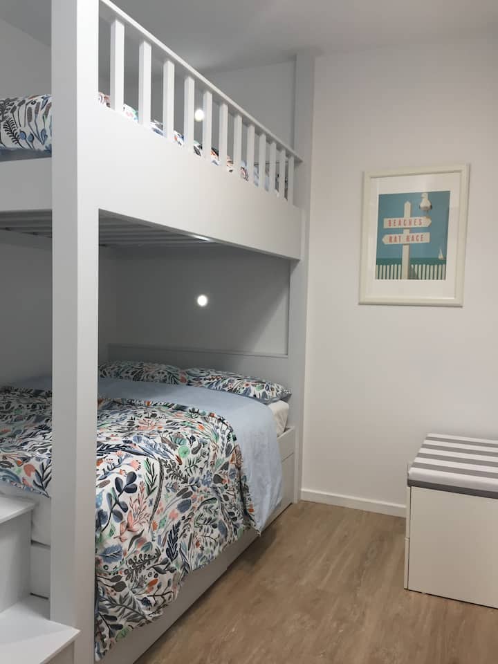 מיטות קומתיים זוגיות! מקום כיפי לילדים או לאורחים נוספים - מקום ל -4 לישון בנוחות.