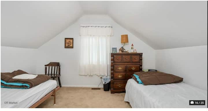 2楼卧室/阁楼。床： 2张单人床