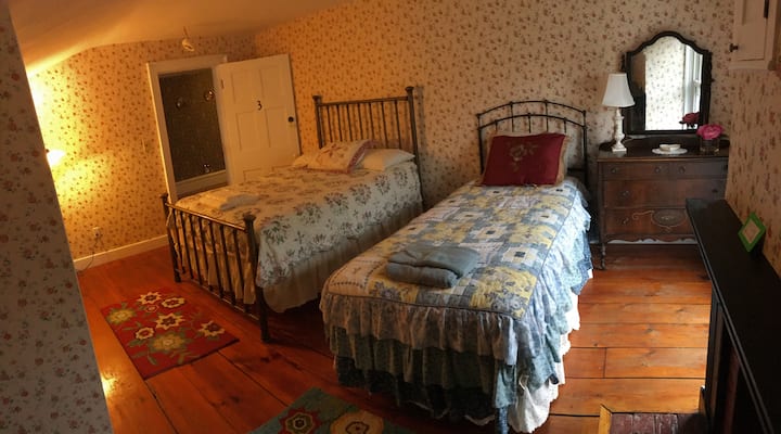 Спалня 3 с пълномаслено легло и единични легла