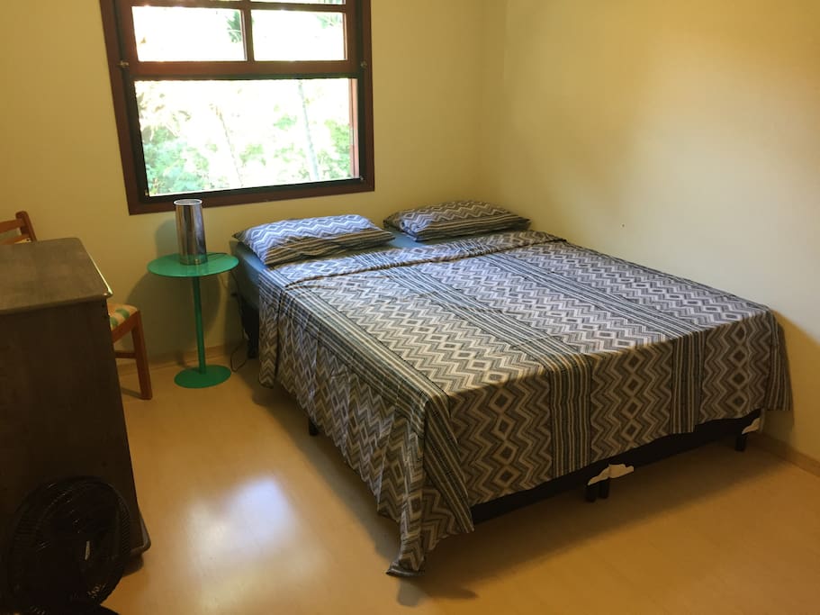 Guest's room - queen size bed format