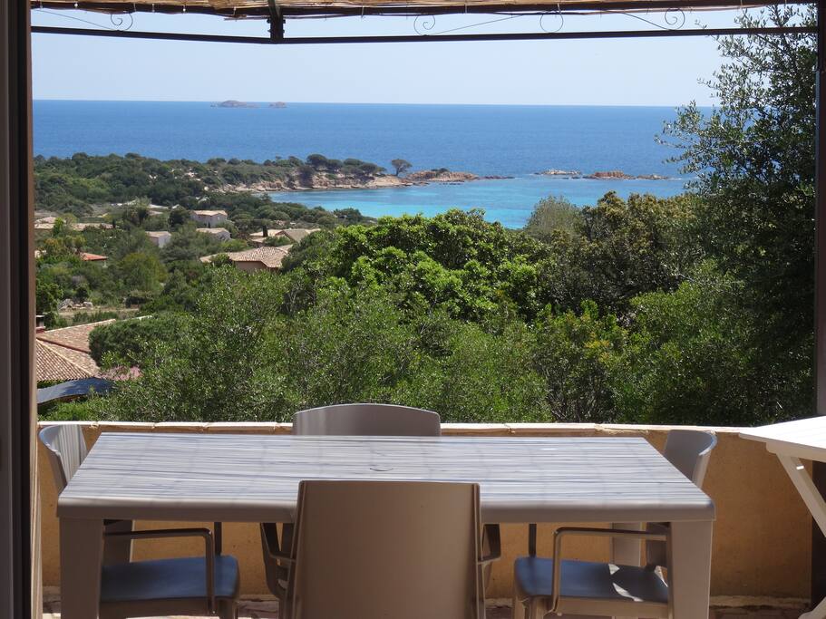 Vue mer exceptionnelle a 180° de la terrasse avec salon de jardin