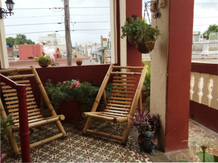 Balcón a la izquierda un lugar con encanto natural para reposar una siesta o pasar un rato relajado recibiendo la brisa.
!!!Especial en Verano!!!