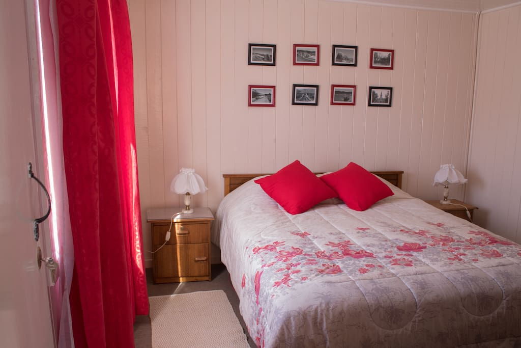 Habitación con cama matrimonial