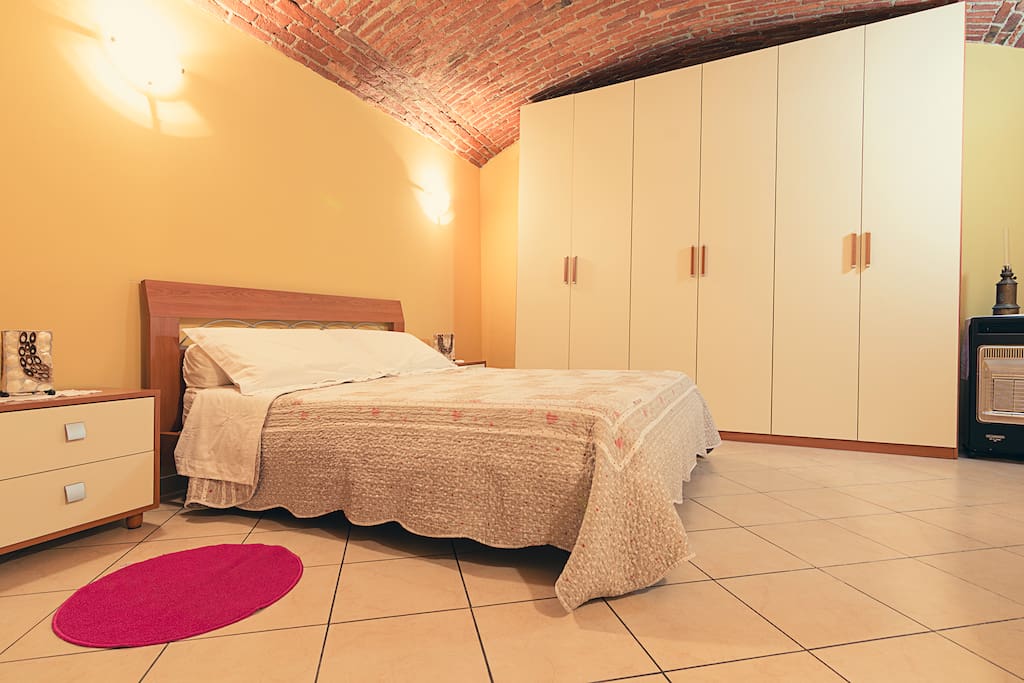 Camera da letto con soffitto a volta con mattoni rossi