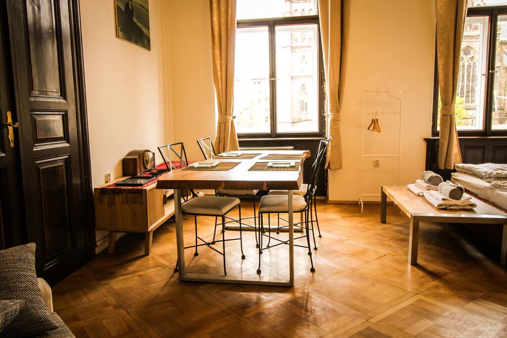 Bedroom-living room 35m2, stunning view on the square