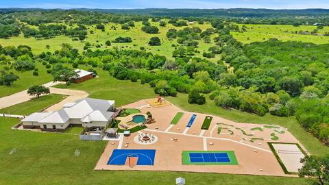 New 5 Star Hill Country Retreat