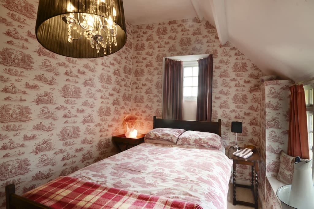 Double bedroom 1 - pretty in pink