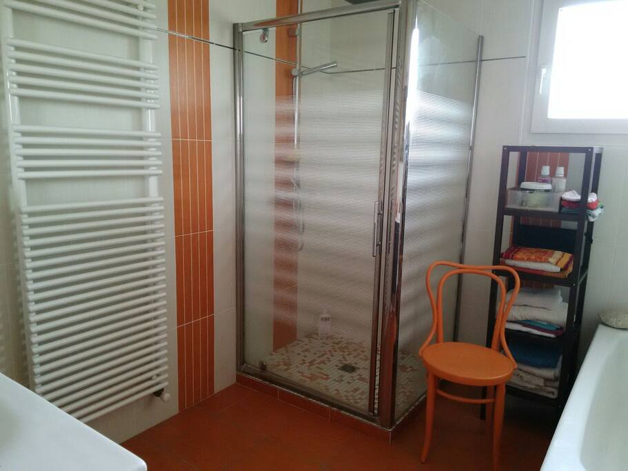 Salle de bain privée avec baignoire et douche à l'italienne