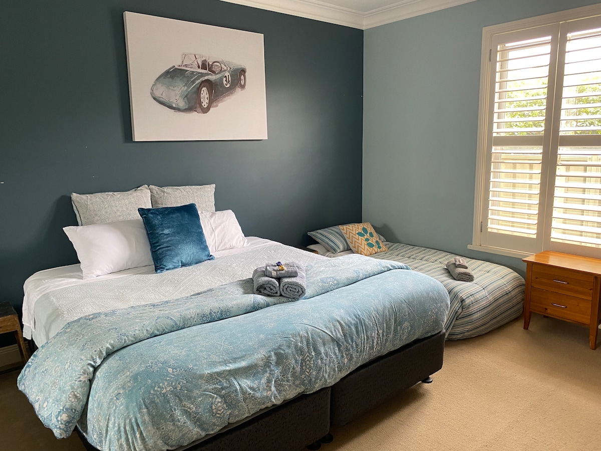 B4 als een koning. King kan worden gesplitst om 2 lange eenpersoonsbedden te maken. 2 uitklapbare bedden voor kinderen of eenpersoonsbedden kunnen ook comfortabel in deze kamer passen.