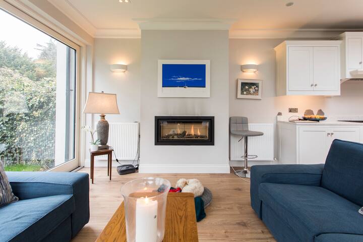 Large Family Home 5 beds 3 ensuite + garden room gallery image 2