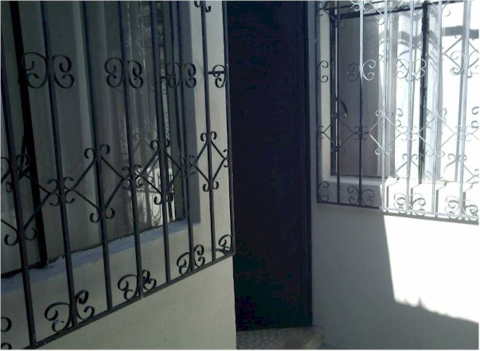 Puerta de entrada directa al apartamento, dentro del complejo.
