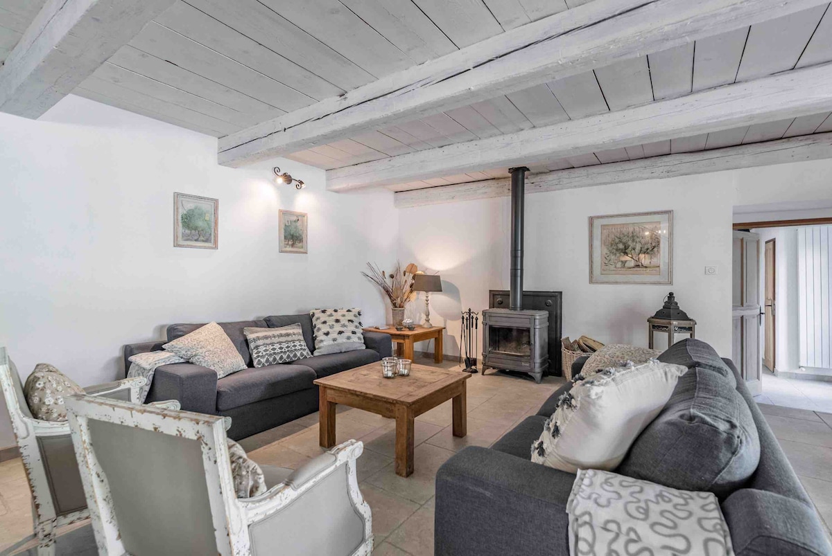 Top performing Airbnb: Large (150m2) luxury 5* house on Domaine with pool in L'isle Sur La Sorgue