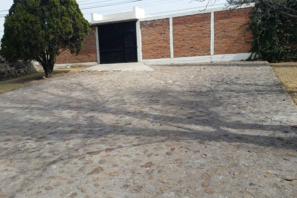 Amplio estacionamiento