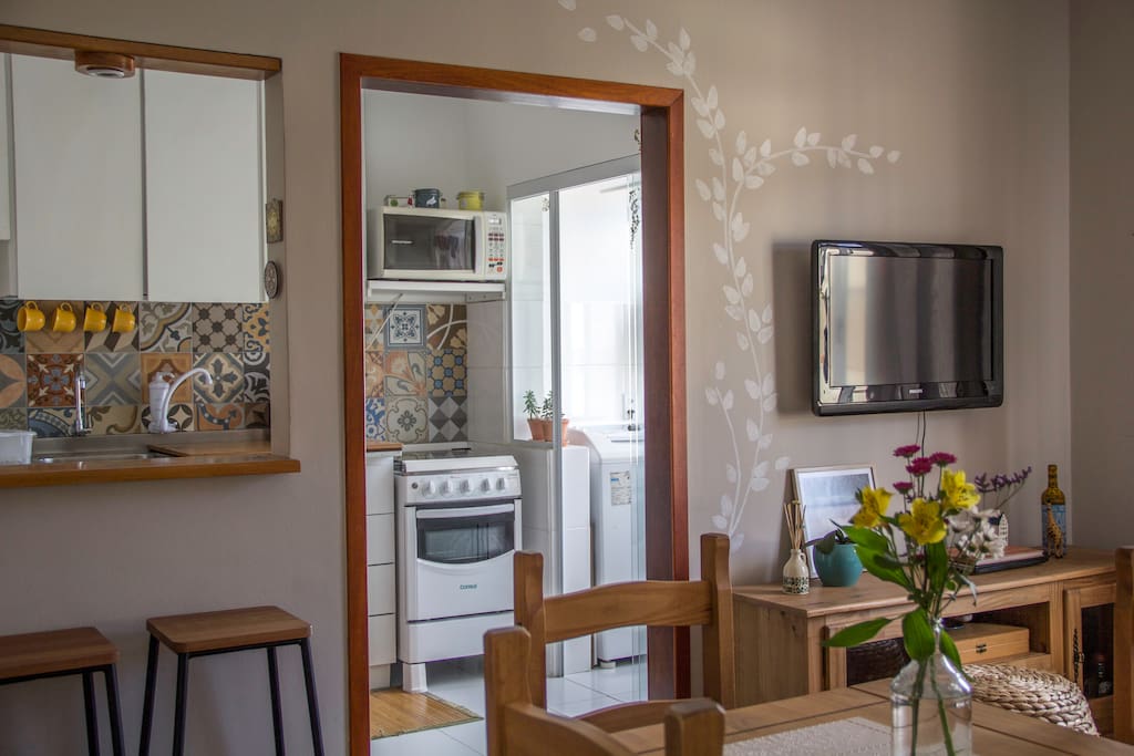 Sala, cozinha e área de serviço
