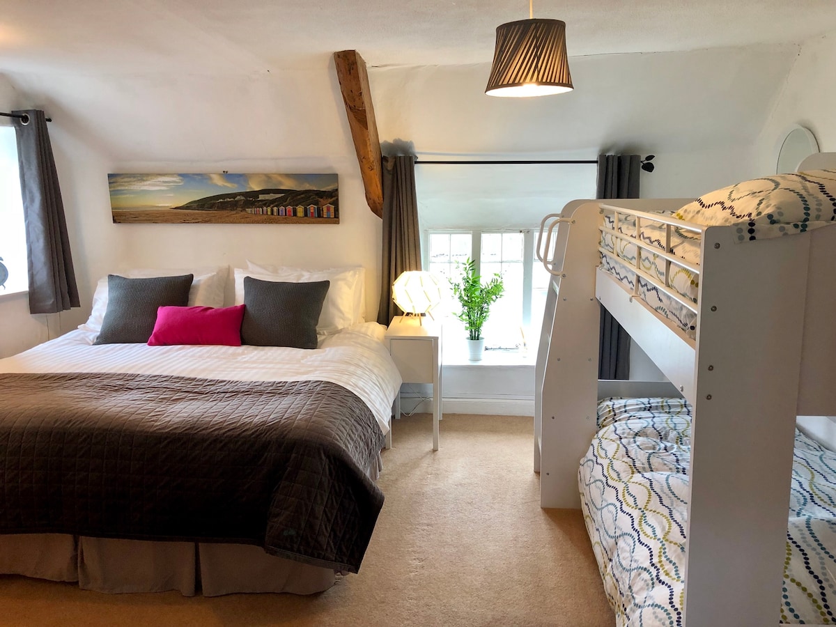 1709 Bedroom. Family room comfortably sleeping 4. Super king zip&lock bed can also be set up as 2 singles 