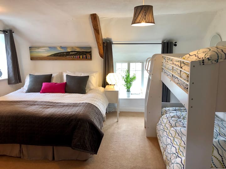 1709 Bedroom. Family room comfortably sleeping 4. Super king zip&lock bed can also be set up as 2 singles 