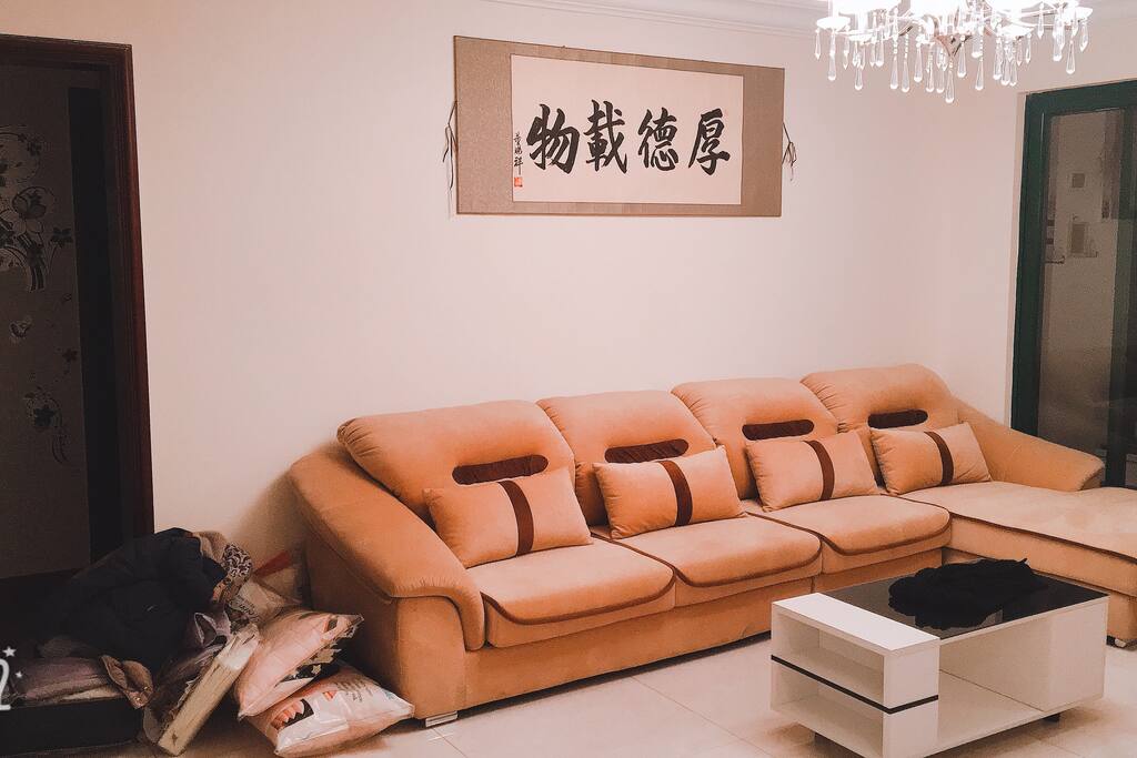 这是客厅的沙发,又大又舒服。疲惫之时,躺上去绝对是美好的享受