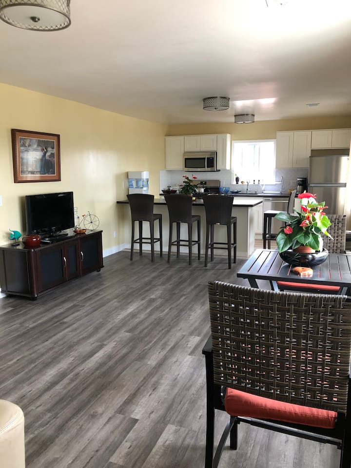 Comfortable Room W/ Private Parking, Shared Bath - Oakland, CA