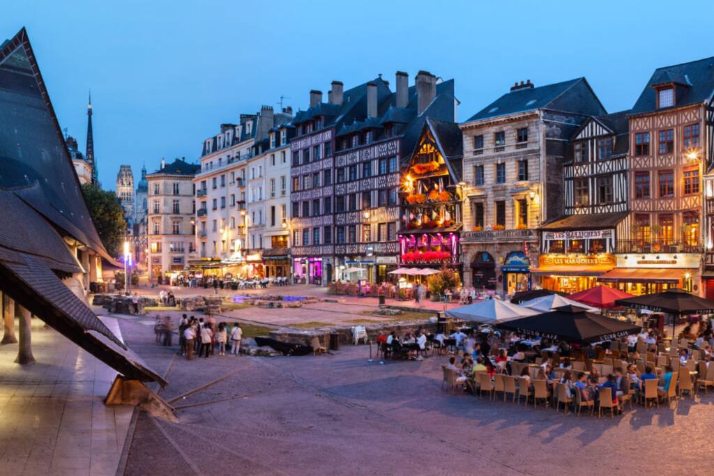 Place du Vieux Marché avec l'Eglise Jeanne d'Arc et son bûcher, ses vestiges historiques, de nombreux bars et restaurants...