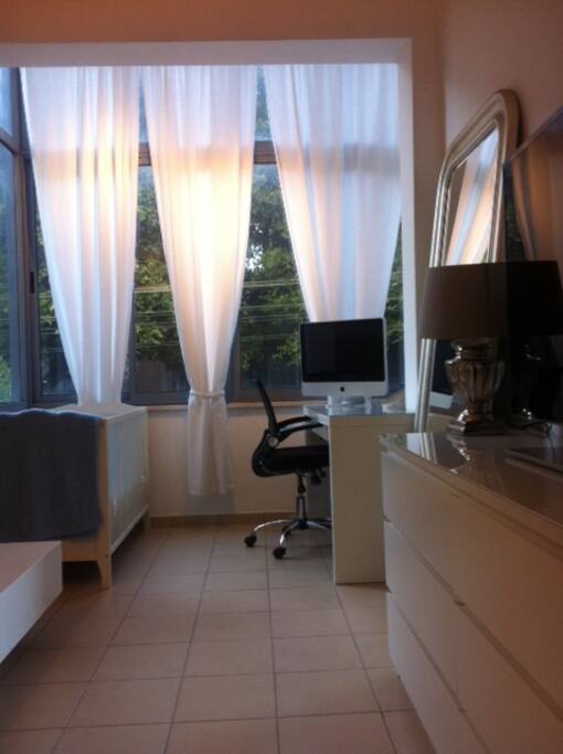 Chambre parental avec lit bébé et table à langer