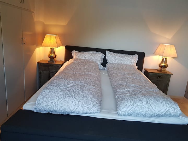 Glavna spavaća soba s krevetom od 180 cm i ormarom/spavaća soba s krevetom od 180 cm. 