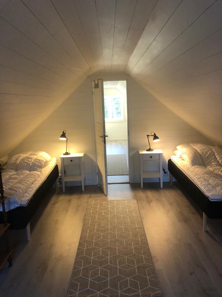 Ოთახი 2 მე-2 სართულზე, როგორც აღჭურვილია 1-ლი ოთახის მსგავსად