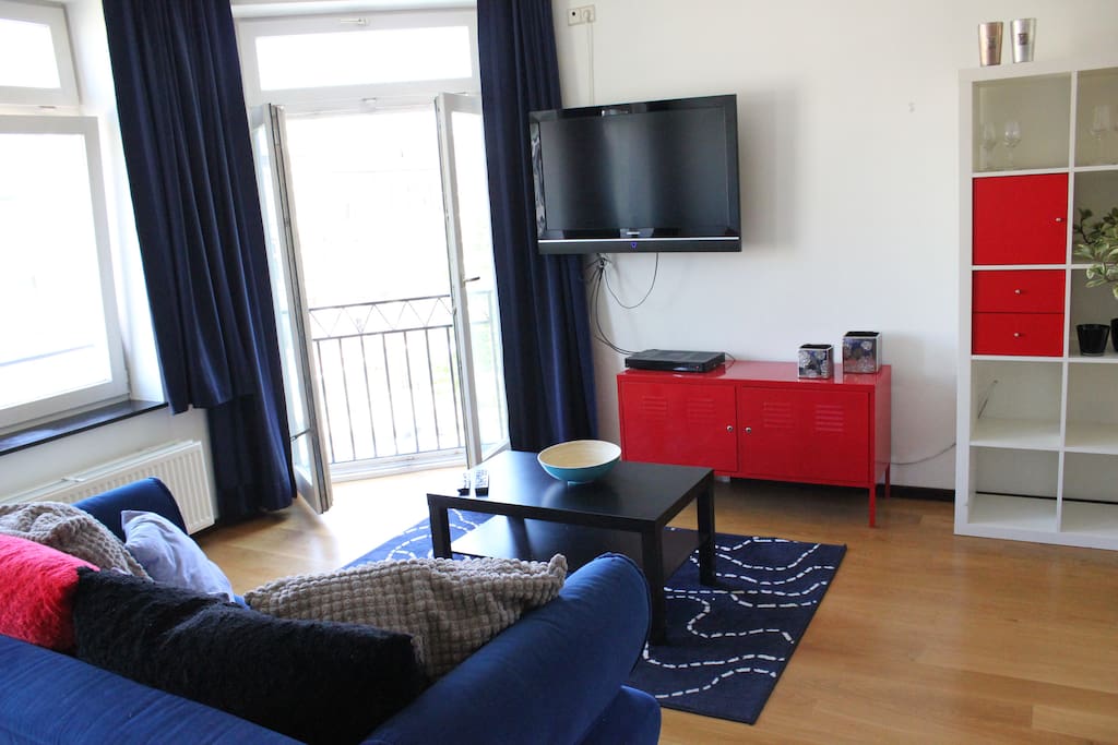 Spacious and light livingroom with 3 big windows and a french balcony. The couch folds out to a second double bed with bedlinnen included.