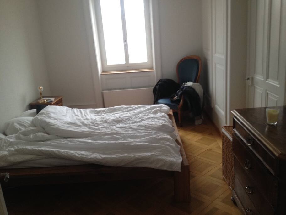 Schlafzimmer mit Doppelbett (1.80m)