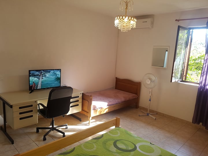 Dormitorio: mostrador de trabajo muy cómodo y TV + cama individual