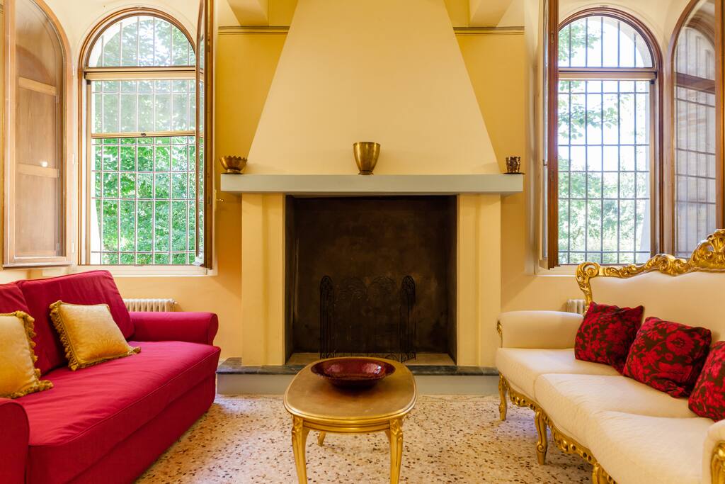 Soggiorno con divano letto (rosso)