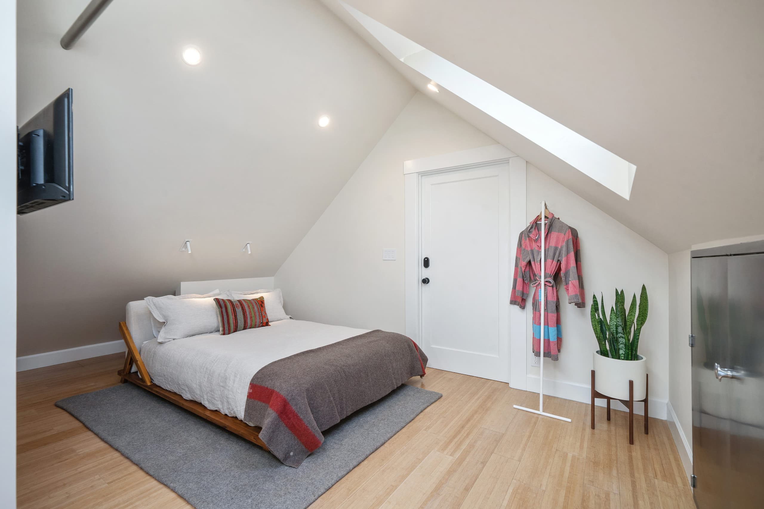 Home in San Francisco · ★4.95 · 1 bedroom · 2 beds · 1 bath - Image 16