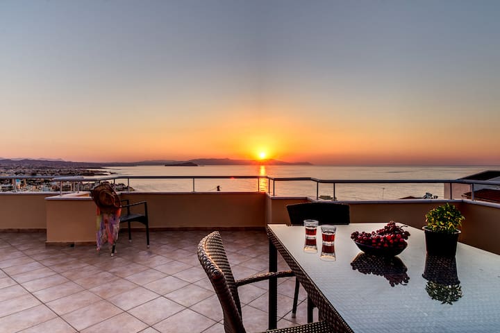 Penthouse with breathtaking views of city and sea!