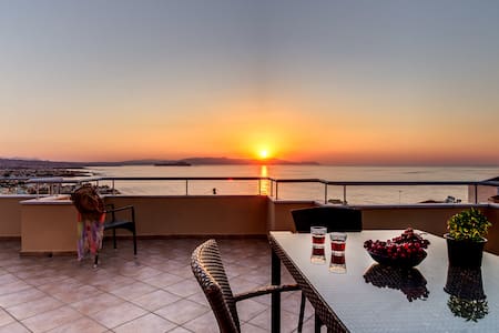 Penthouse with breathtaking views of city and sea!