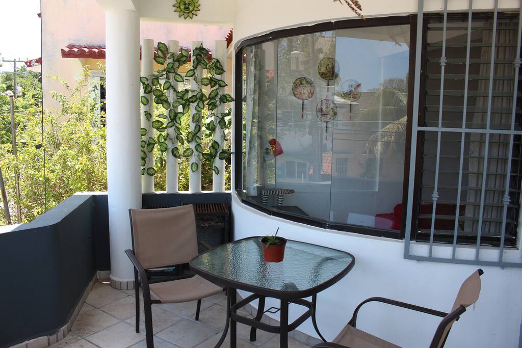 Terraza o balcón grande ideal espacio para desayunar, almorzar o cenar y cuenta con asador / Large terrace or balcony with space to eat and has a grill /