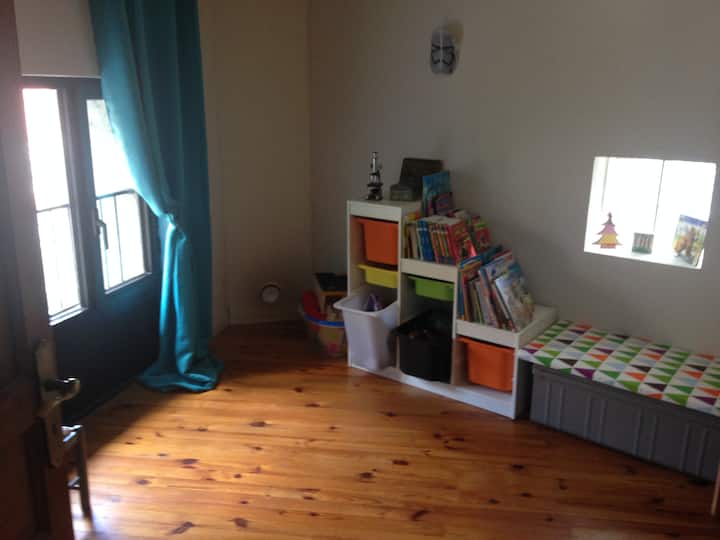 子供の幸せのためのおもちゃがたくさんある子供の部屋 