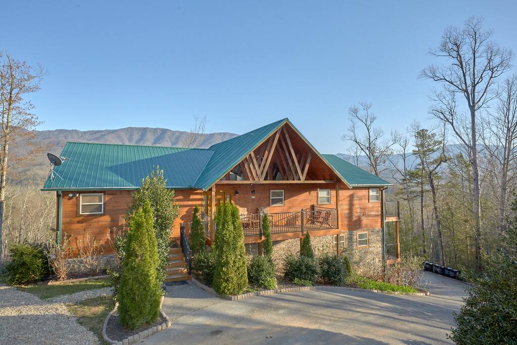 Welcome to Moonshine Mountain--plenty of parking