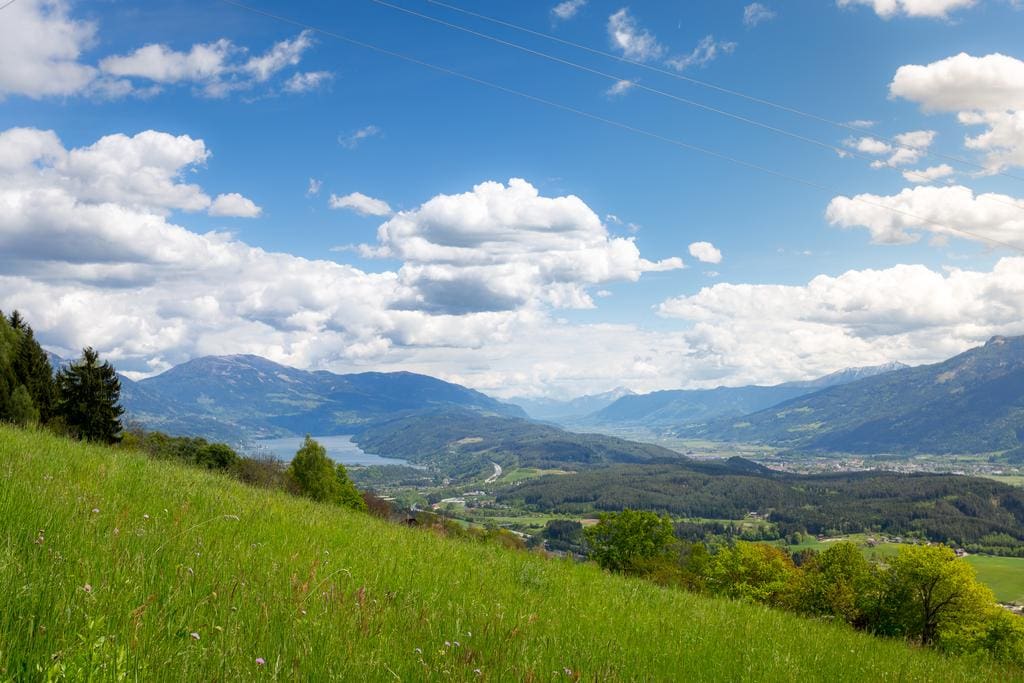 Blick vom Haus aus, nur rund 8 Kilometer entfernt liegt der Milstätter See