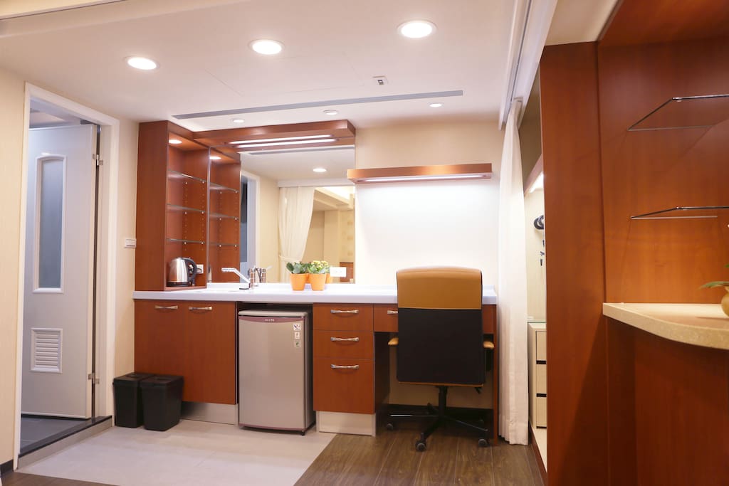 浴室廁所跟洗手台採分離式、小冰箱 Separate Bathing and Grooming Facility , small refrigerator, Office Table