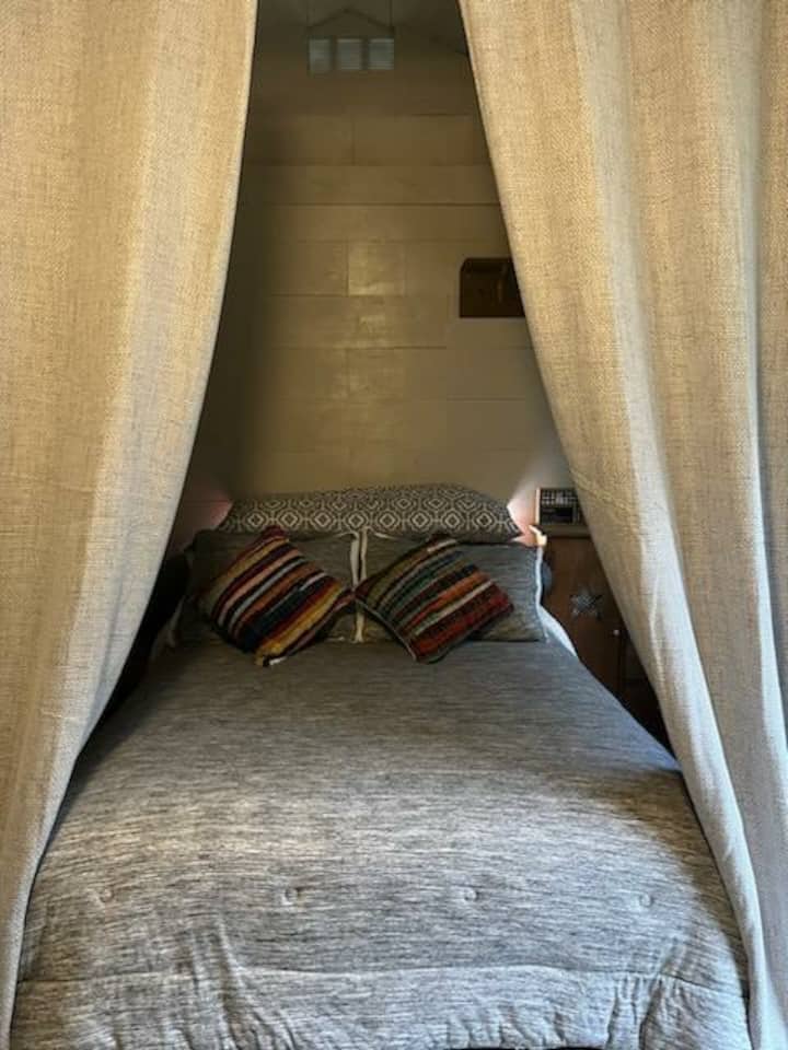 استمتع براحة هادئة على سرير مزدوج.