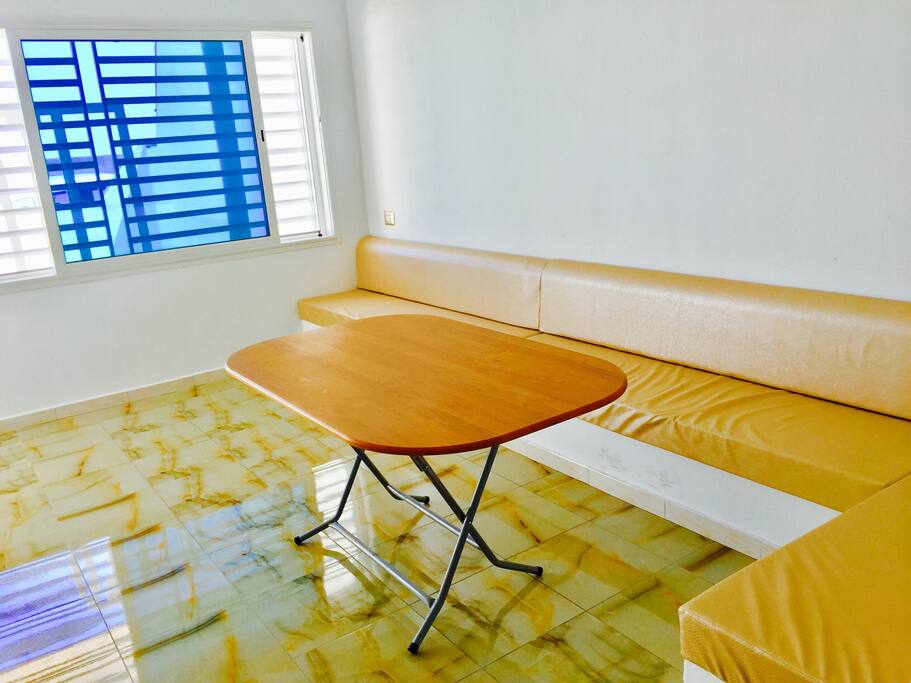 Salon avec baie vitrée vue sur Mer