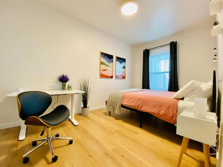 O segundo quarto tem dois armários com porta-malas e amplo armazenamento, além de um espaço de trabalho dedicado com uma mesa de pé ajustável.